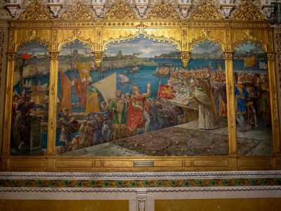 Cesare Augusto si occup� anche delle decorazioni interne, firmando le tele che adornano il salone medievale. Ritraggono l�ingresso a Bari del doge Orseolo dopo la sconfitta dei Saraceni (la cosiddetta �Vidua Vidue�)...